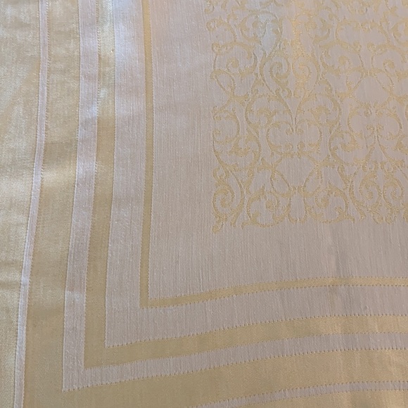 Large Tablecloth - Picture 5 of 8